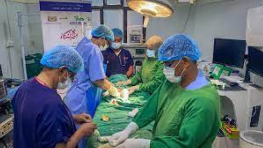 عدن.. إقامة مخيم مجاني لجراحة تشوهات عظام الأطفال