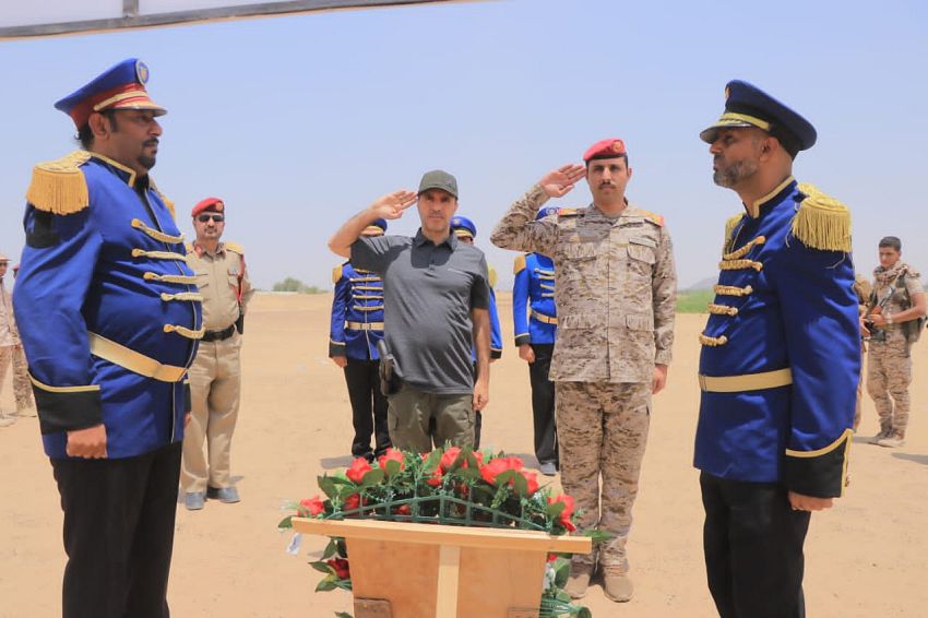 مدير دائرة العمليات وناطق المقاومة الوطنية يضعان إكليلاً من الزهور بمقبرة الشهداء بمأرب