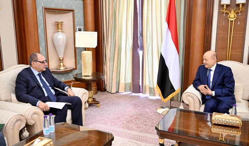 السفير المصري يحيط الرئيس العليمي بتوجيهات اخيه الرئيس السيسي بشأن التسهيلات المطلوبة للمقيمين والوافدين اليمنيين