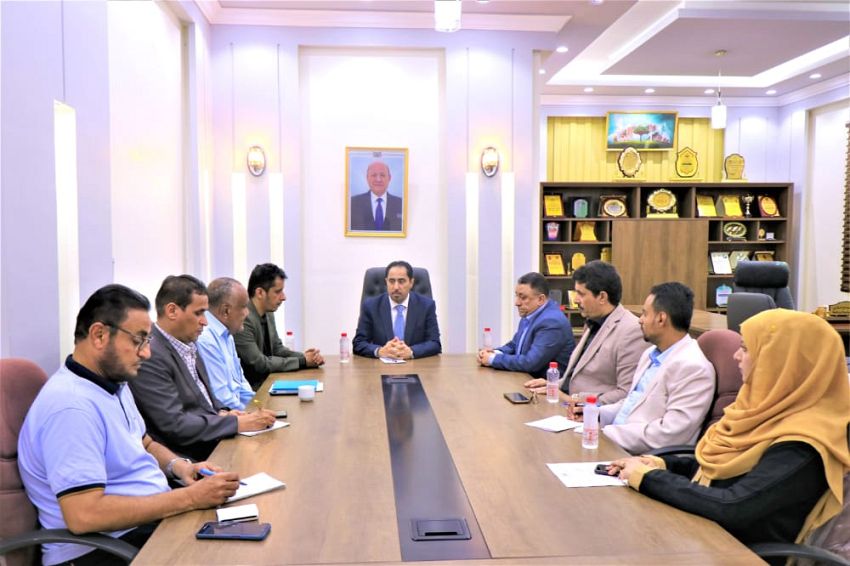 البكري يوجه بسرعة إنجاز ملعب الشهداء في أبين ويكرم بطل الكاراتيه قيس محمود