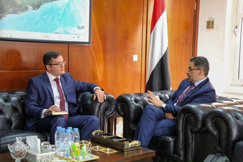وزير الخارجية يناقش مع القائم بأعمال السفارة الروسية التطورات في اليمن والمنطقة