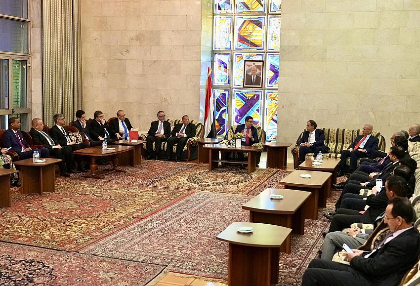 رئيس الوزراء يستعرض مع السفراء العرب لدى روسيا تطورات الأوضاع في اليمن والمنطقة