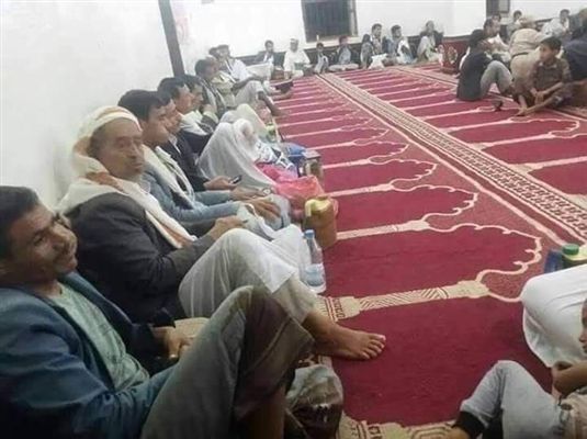 مليشيات الحوثي تقتحم مسجدا في صنعاء وتمنع صلاة التراويح فيه وتحوله مكاناً للمقيل وتناول القات