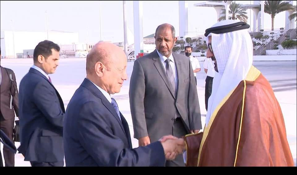 رئيس مجلس القيادة الرئاسي يصل دولة الإمارات