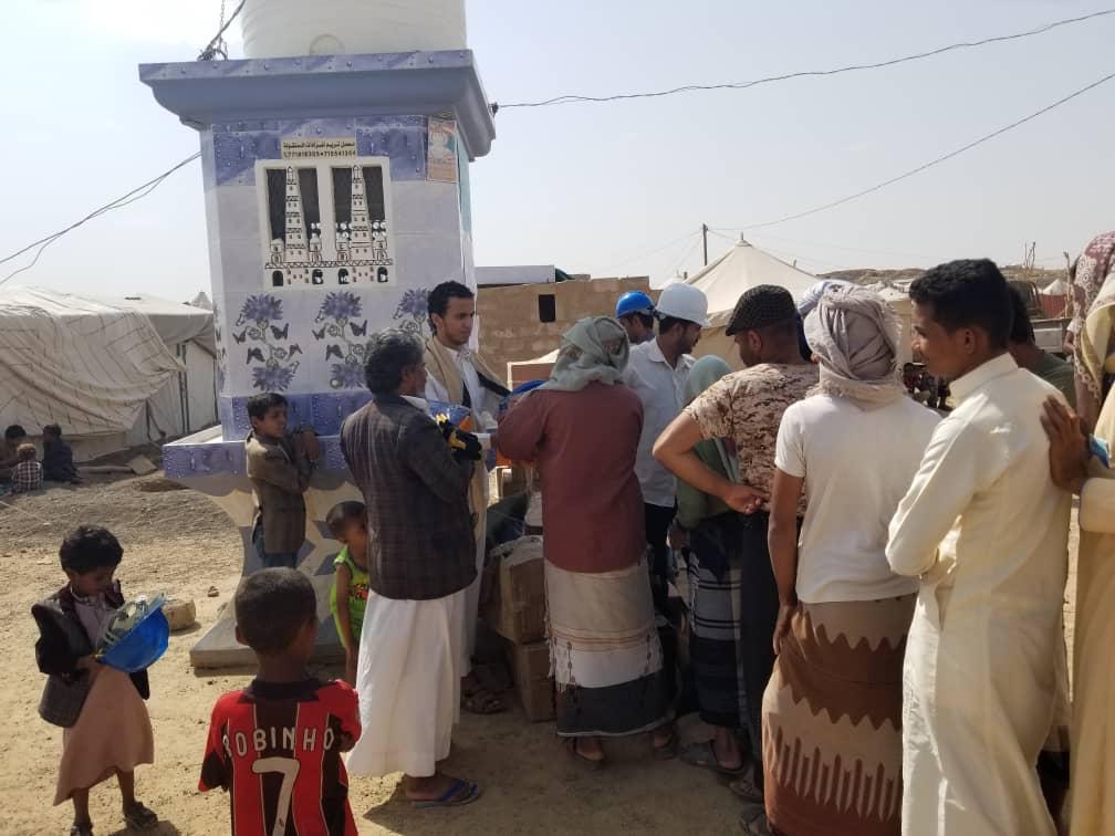 حكومة شباب وأطفال اليمن توزع أدوات السلامة وملابس للنازحين في مخيم "الجفينة" 