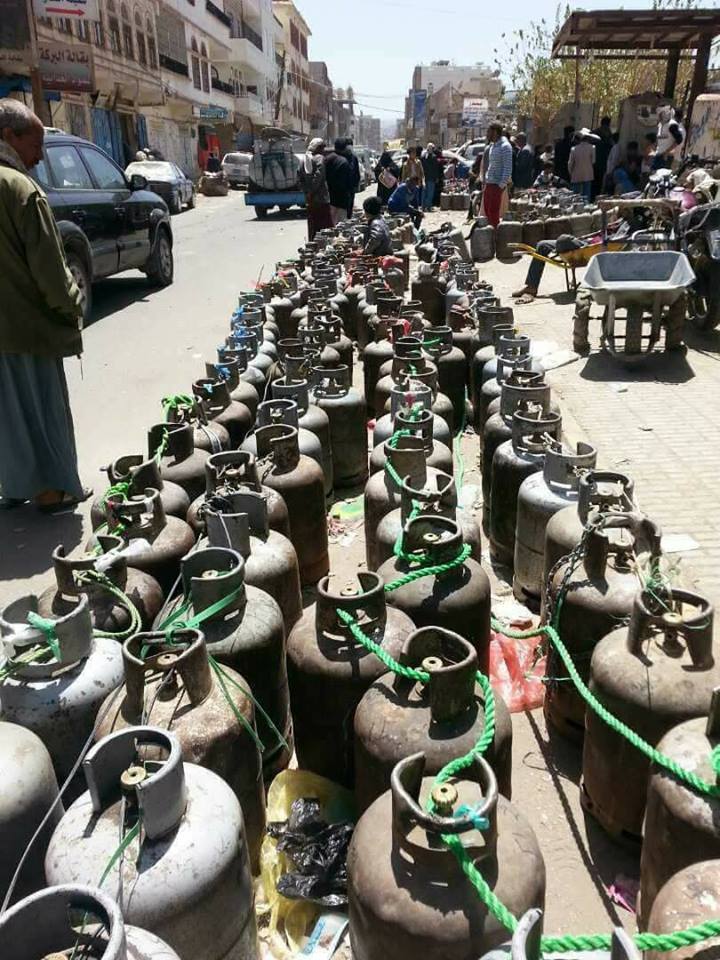 ”هات الزكاة وشل الكرت” .. شرط حوثي جديد للحصول على كروت اسطوانات الغاز بصنعاء