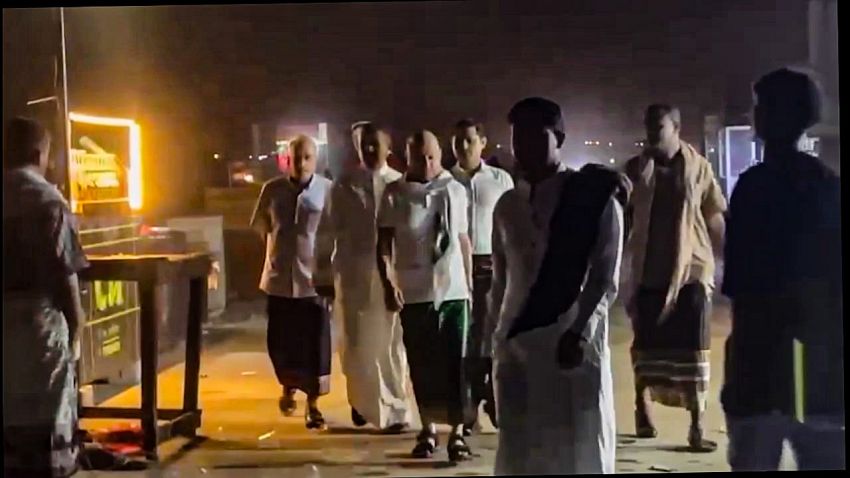 رئيس مجلس القيادة الرئاسي يجري جولة ميدانية في شوارع المكلا