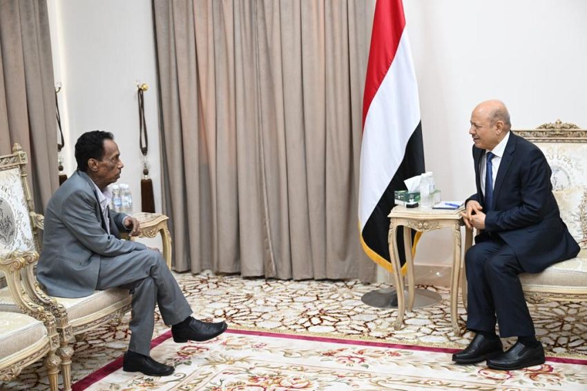 الرئيس العليمي يستقبل المناضل خالد عبدالعزيز ويشيد بدوره الرائد في الحركة الوطنية