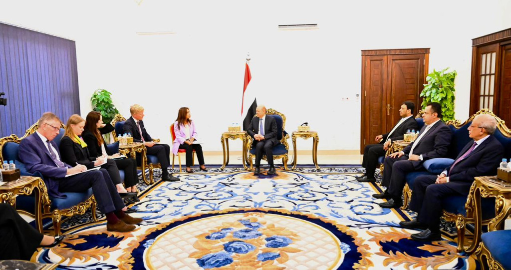 الرئيس العليمي يستقبل بقصر معاشيق المبعوث الخاص للأمم المتحدة