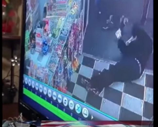 يمني يقتل "أمريكي" دفاعاً عن نفسه ومحله التجاري