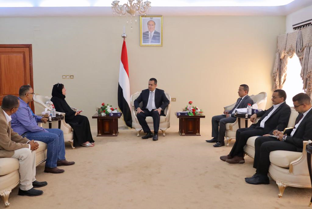 رئيس الوزراء يبحث مع مفوضية شئون اللاجئين تحسين أوضاع النازحين وتلبية إحتياجات اللاجئين في اليمن  