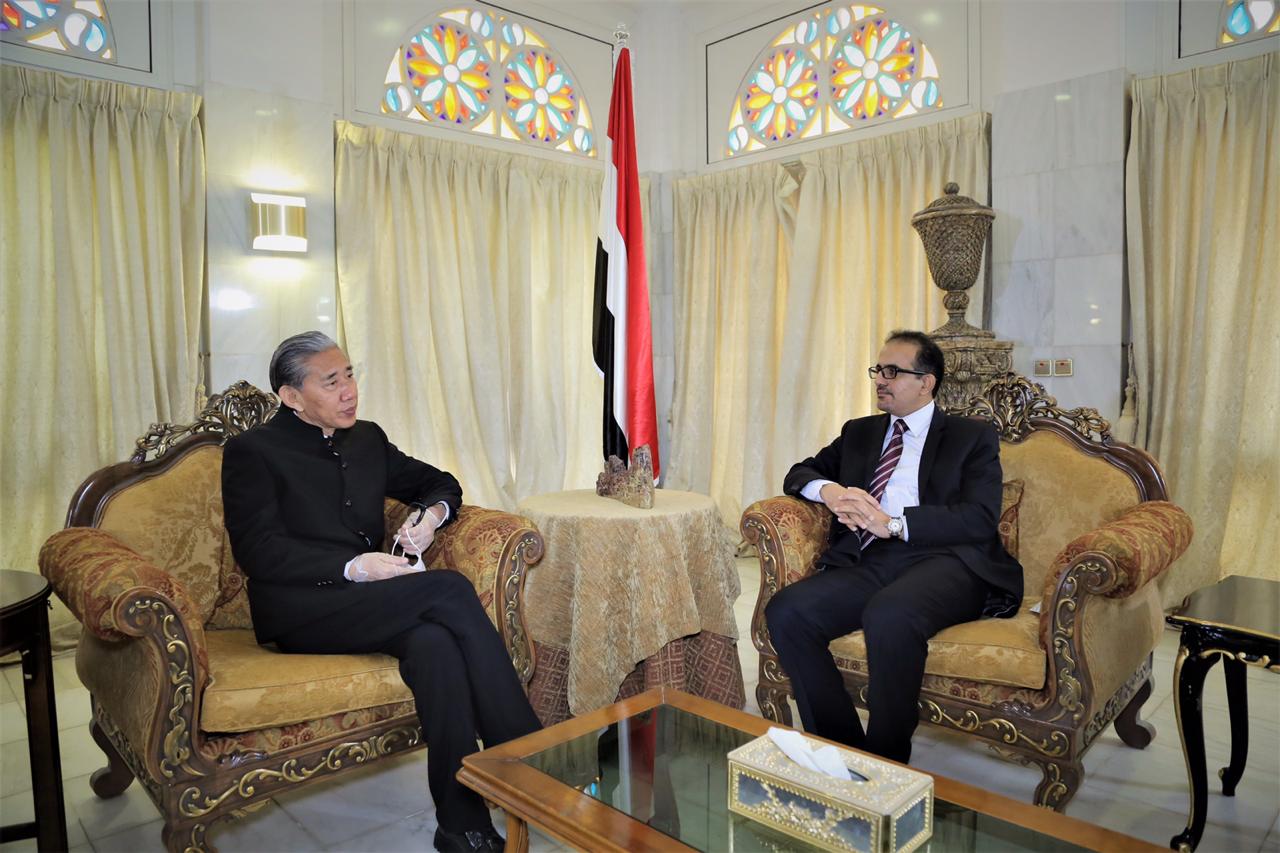 وزير الصحة يبحث مع السفير الصيني التعاون بين البلدين