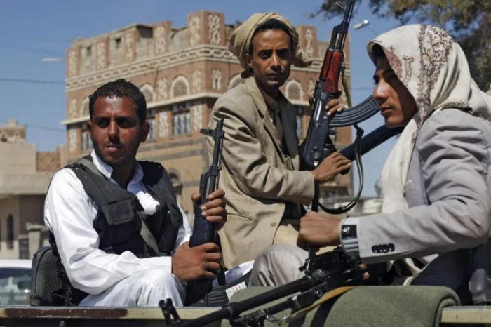 مليشيا الحوثي تحتجز شاباً في سجن مُستحدث داخل مكتب حكومي بإب