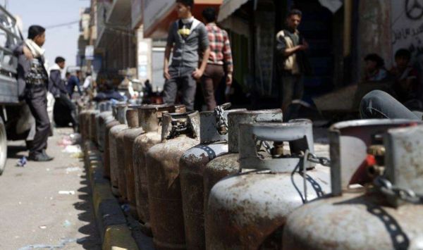 رغم توفرها.. مليشيا الحوثي تُحرم مواطني صنعاء من مادة الغاز المنزلي