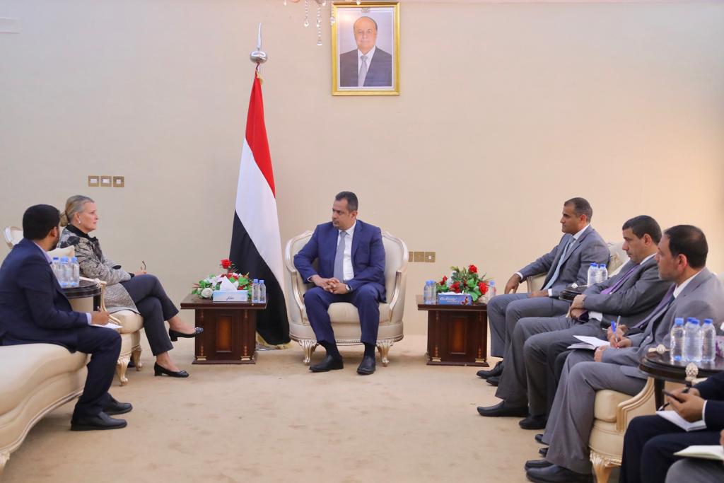 رئيس الوزراء يستقبل منسقة الأمم المتحدة للشؤون الإنسانية في اليمن ويناقش معها رفض المليشيا تنفيذ إتفاق السويد 