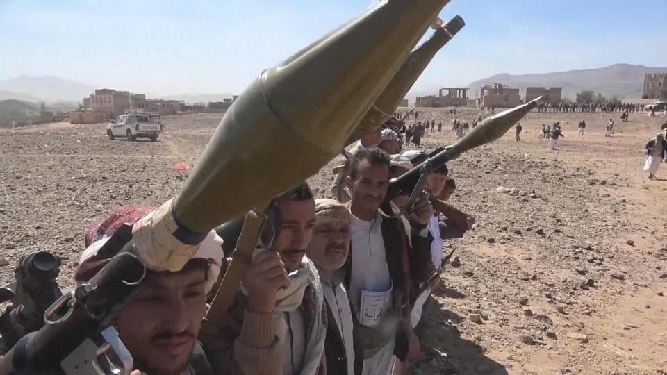 مليشيا الحوثي ترتكب مجزرة ضحيتها 12 مدنيا بقصف طوابير استلام مواد إغاثية بتعز
