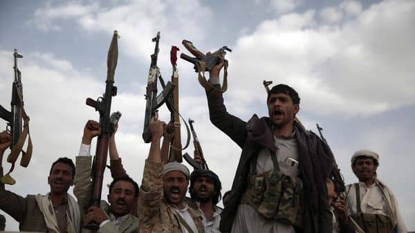مقتل اثنين من عناصر ميليشيا الحوثي في اشتباكات بينيه إثر خلاف على قطعة أرض بمحافظة عمران.