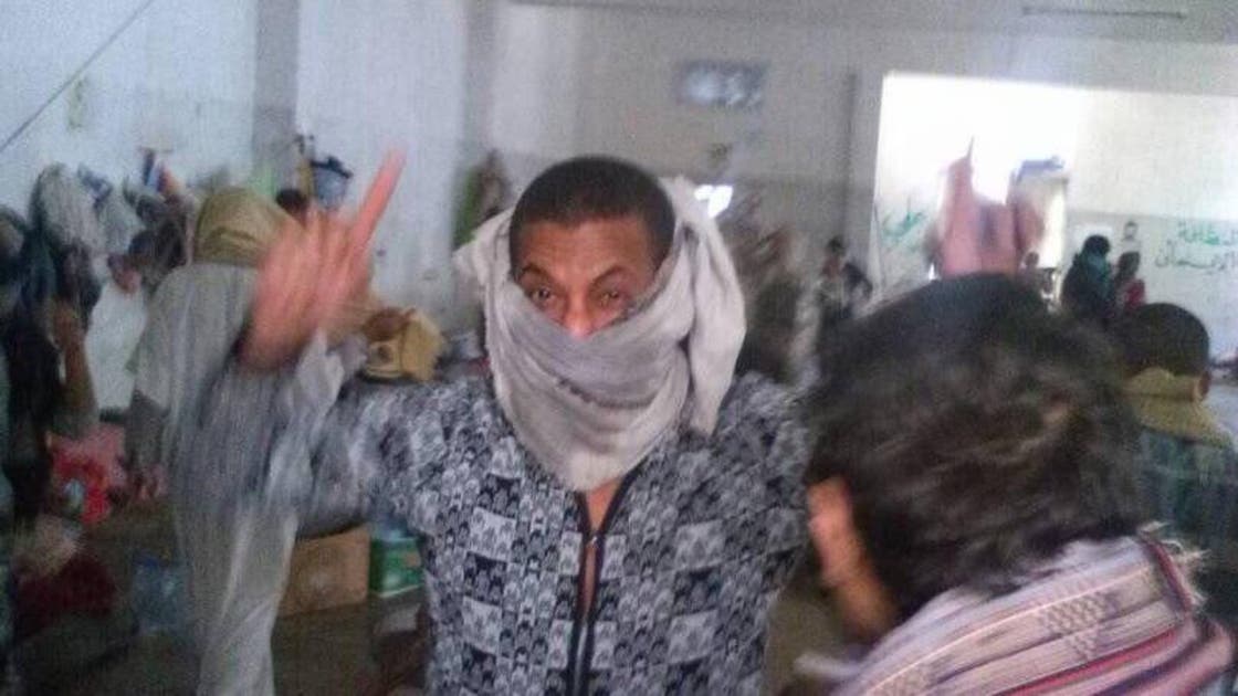 قيادي حوثي يعذب أسرى داخل سجن بصنعاء