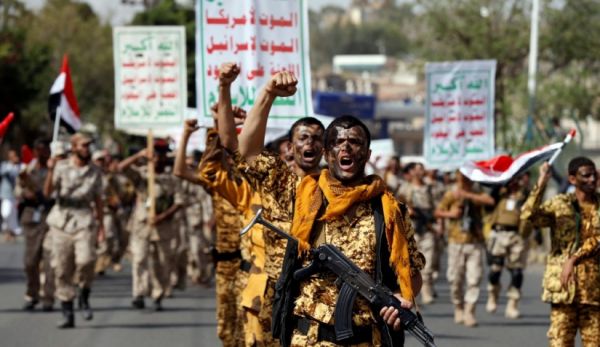 مليشيا الحوثي تشن حملة لطرد واعتقال عدد من موظفي مؤسسات الدولة في صنعاء وتستبدلهم بعناصر موالية لها 