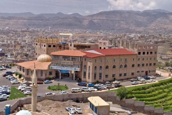 رفضا لنهب الرواتب وسياسة التطفيش .. اضراب شامل في جامعة العلوم بصنعاء