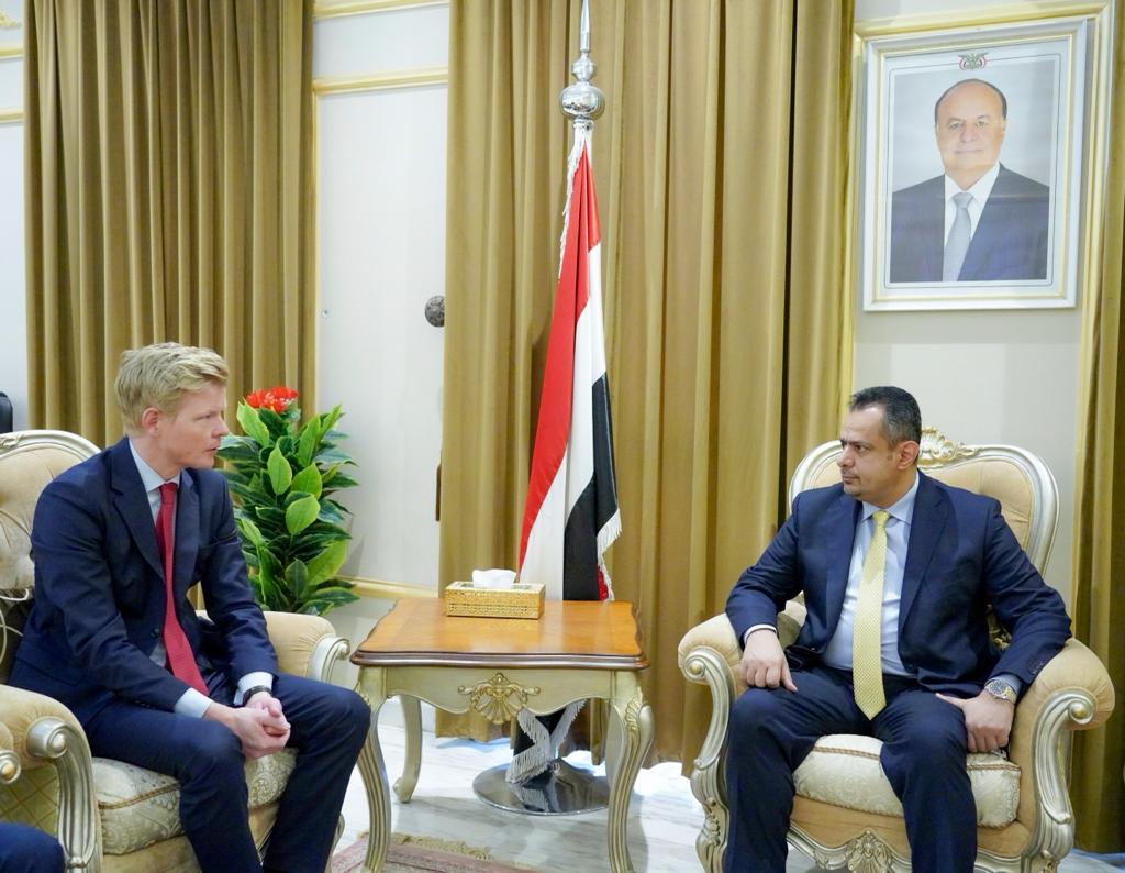 رئيس الوزراء يستعرض مع المبعوث الاممي مقترح الدفع بجهود استئناف العملية السياسية