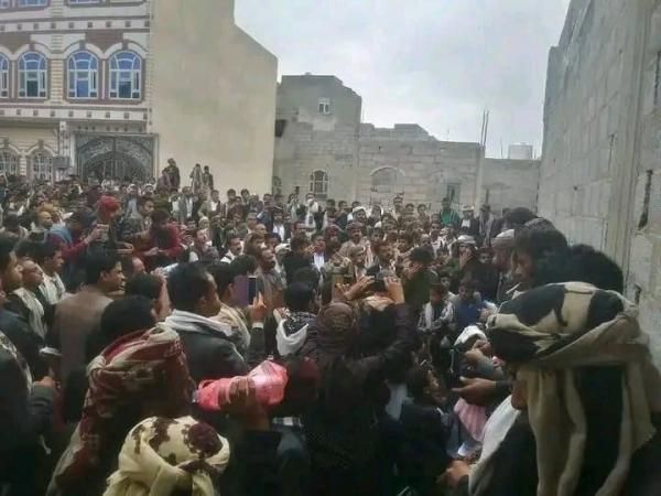 توافد قبلي إلى صنعاء انتصاراً لأحد أبناء المحويت قتل على يد مسلح حوثي