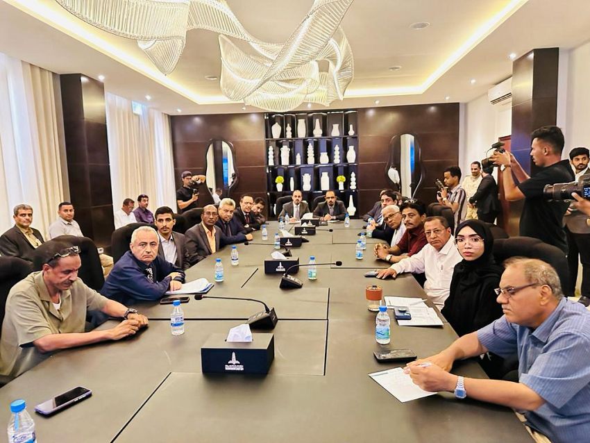 الوزير الارياني والمحافظ بن ماضي يشيدان بالدور التنويري والثقافي لمؤسسة حضرموت