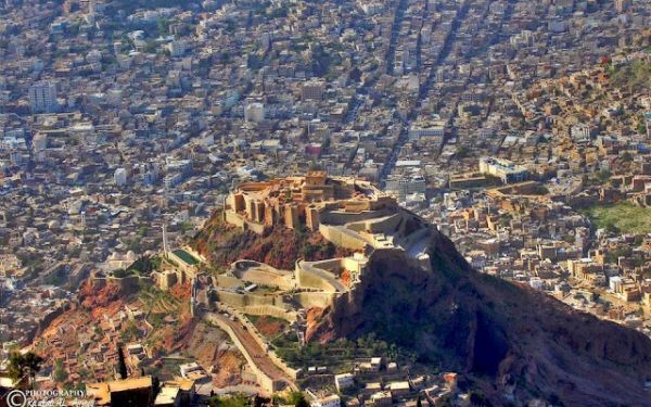مصرع عنصر حوثي وإصابة آخر أثناء زراعة عبوة ناسفة شرقي تعز