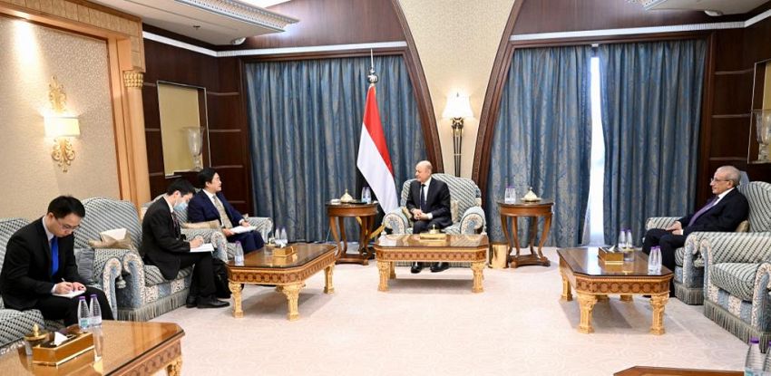 رئيس مجلس القيادة الرئاسي يؤكد الالتزام بنهج السلام الشامل ويشيد بجهود الوساطة السعودية