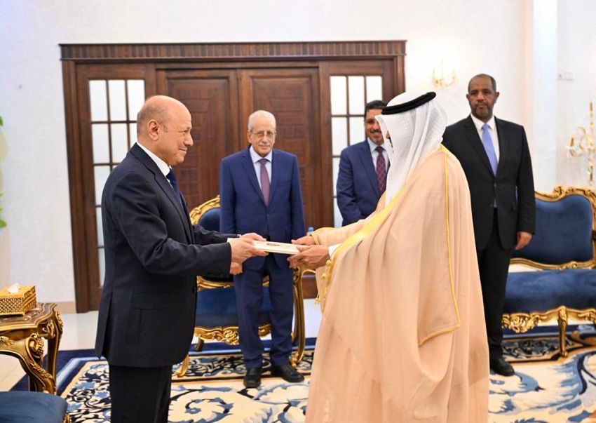 رئيس مجلس القيادة الرئاسي يتسلم اوراق اعتماد السفير الكويتي ويشيد بالعلاقات الثنائية المتميزة بين البلدين