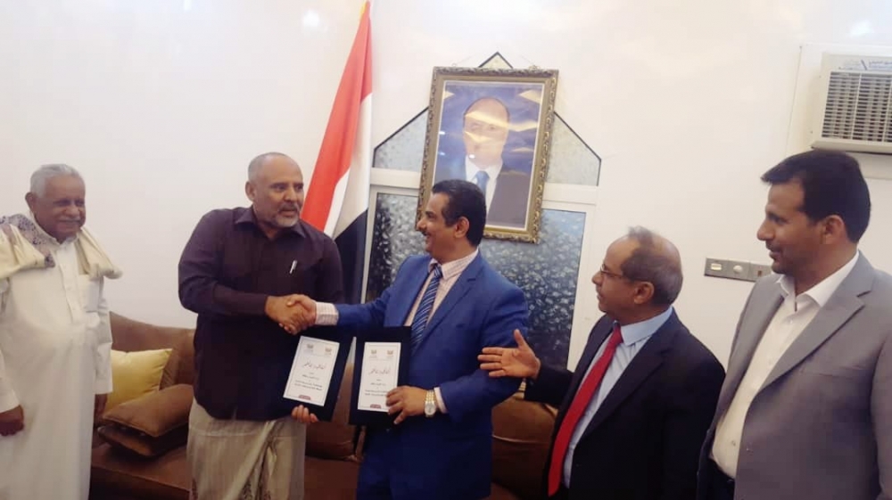 الوزير العناني يوقع إتفاقية لإنشاء مشاريع كهرباء بوادي حضرموت