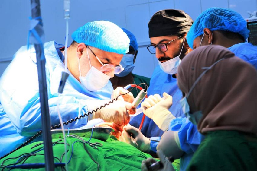 الصندوق التكافلي لعلاج الجرحى يختتم برنامجاً طبياً في جراحة التجميل