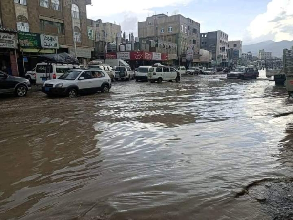 إب .. مياه الأمطار والصرف الصحي تغرق شوارع مدينة القاعدة