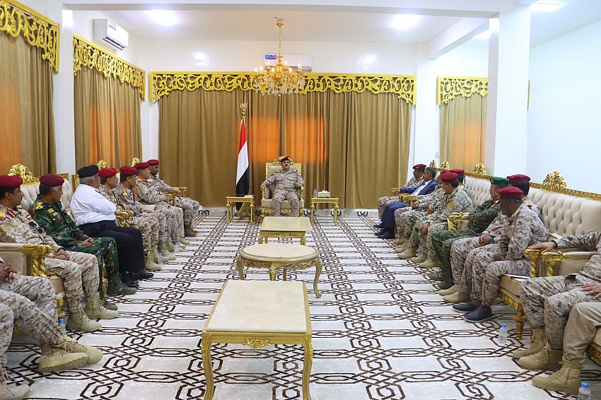 وزير الدفاع يعقد اجتماعًا موسعًا بالقيادات العسكرية في المهرة