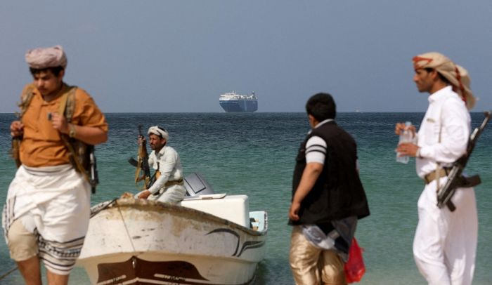 مليشيا الحوثي تفخخ قوارب صيد وتدفع بها إلى باب المندب