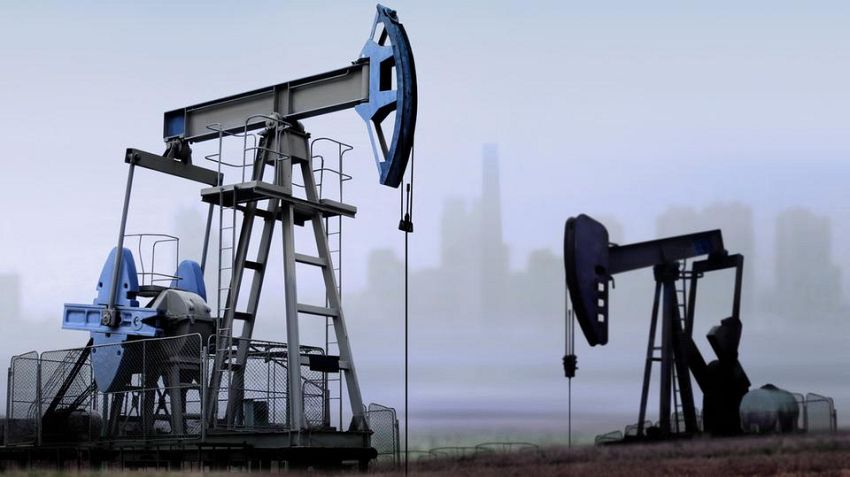 أسعار النفط تتراجع مع زيادة المخزونات الامريكية