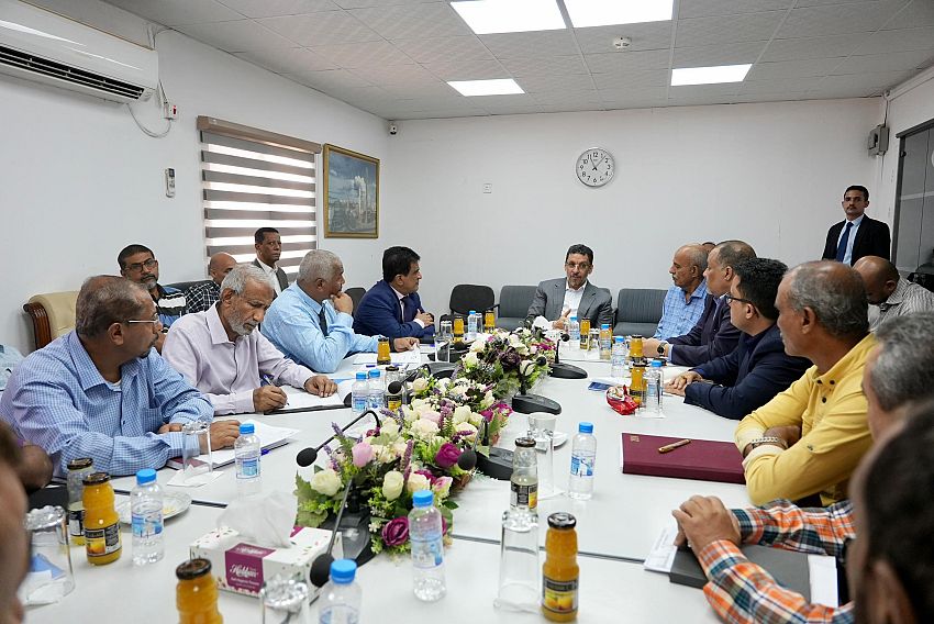 رئيس الوزراء يزور مصافي عدن ويؤكد الحرص على إقامة أنشطة اقتصادية تعتمد على البعد اللوجستي لمدينة عدن