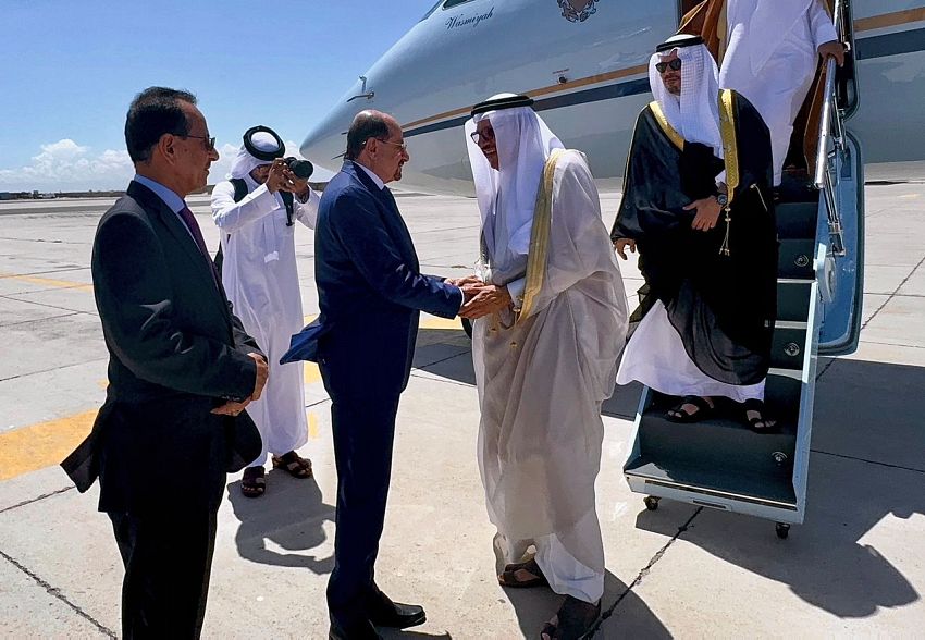 وزير خارجية مملكة البحرين يصل عدن حاملاً رسالة من الملك حمد بن خليفة للرئيس العليمي