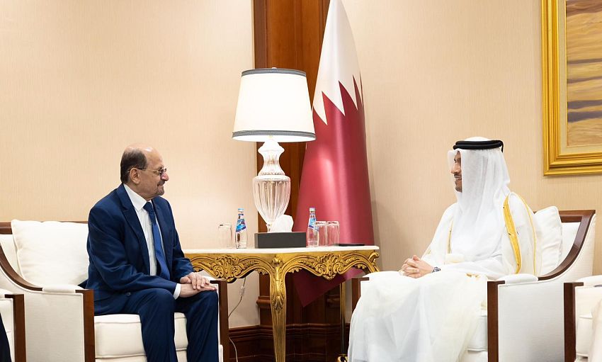 وزير الخارجية يبحث مع رئيس مجلس الوزراء القطري سبل تعزيز العلاقات الثنائية