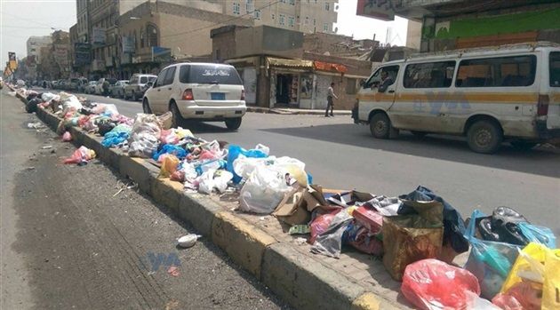مليشيا الحوثي تتسبب بتراكم أكوام القمامة في الشوارع نتيجة إخضاع عمال النظافة لدورات عسكرية