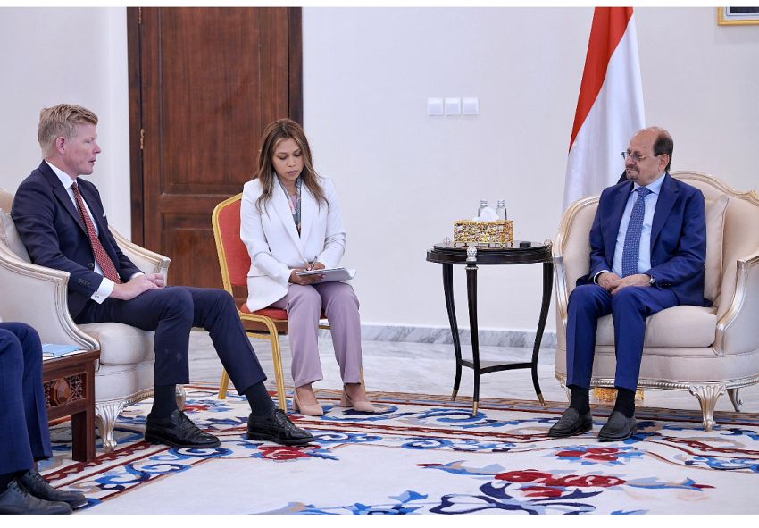 وزير الخارجية وشؤون المغتربين يلتقي المبعوث الأممي إلى اليمن