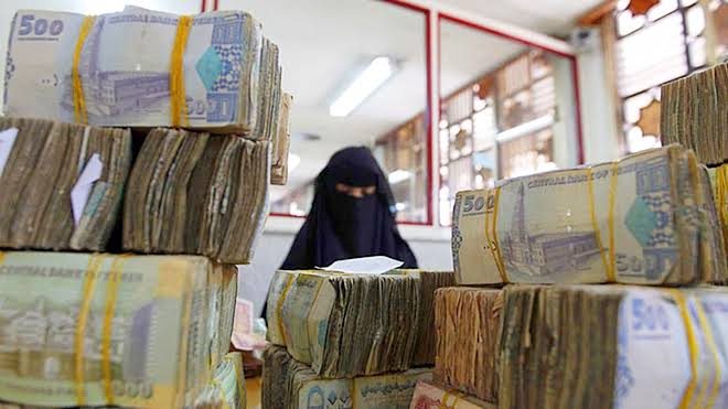 خبير اقتصادي: البنوك التجارية في صنعاء على وشك الإفلاس ونقل مقراتها الرئيسية الى عدن هو بمثابة طوق نجاة