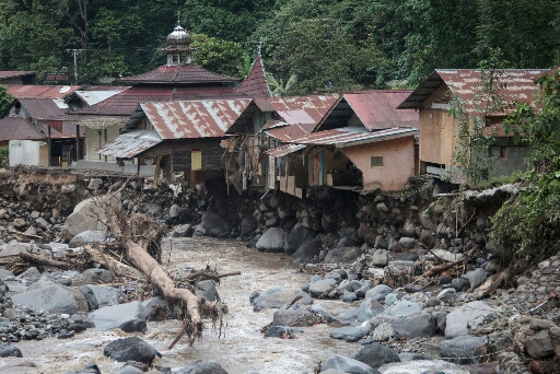 41 قتيلا و17 مفقودا جراء فيضانات وحمم بركانية في سومطرة
