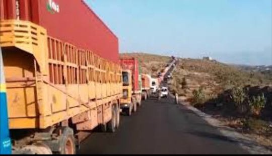 جبايات جديدة وباهظة على شاحنات نقل المواد الغذائية والبضائع في مناطق سيطرة المليشيات