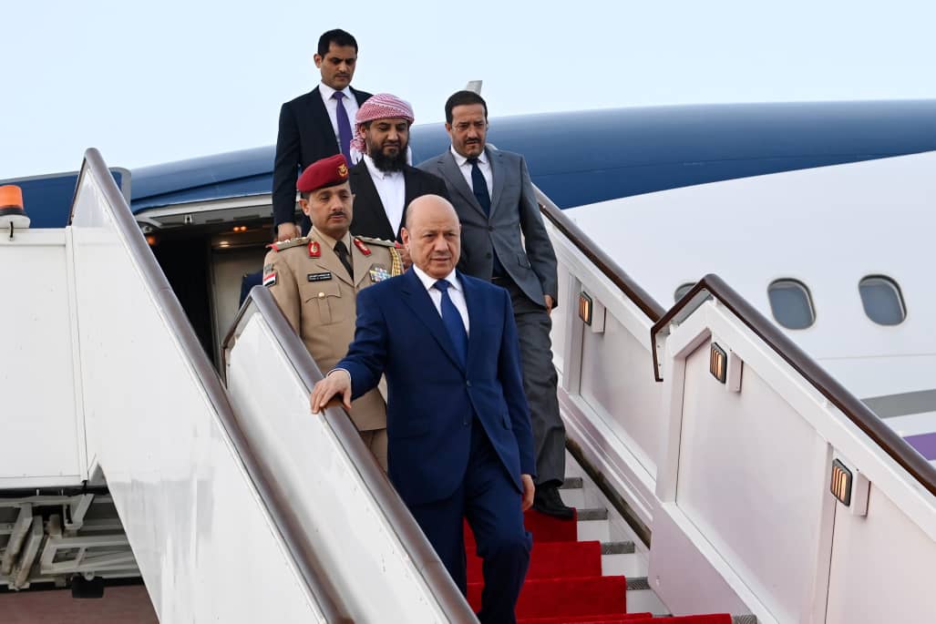 الرئيس العليمي يصل البحرين على رأس وفد رفيع للمشاركة في القمة العربية