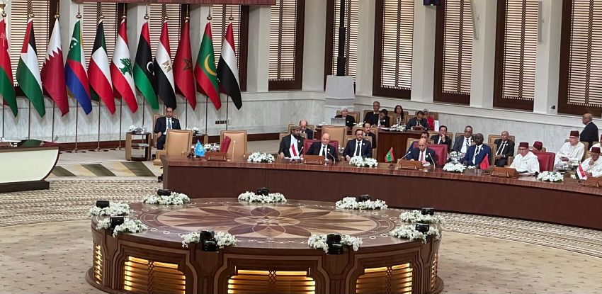 رئيس مجلس القيادة الرئاسي يشارك في افتتاح مؤتمر القمة العربية