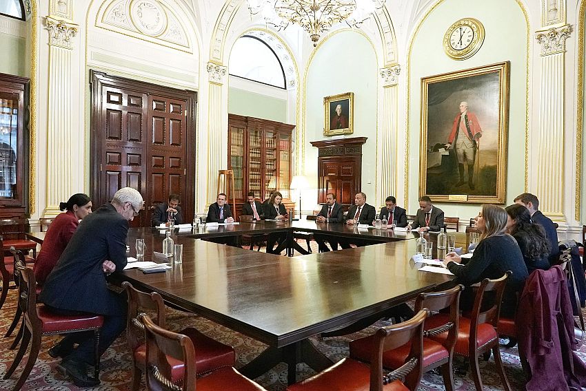 لندن.. رئيس الوزراء يلتقي عدداً من مسؤولي المنظمات العاملة في اليمن