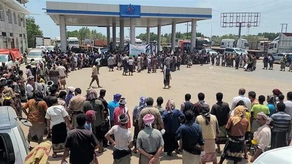 سائقو النقل الثقيل يواصلون اعتصامهم في الحديدة رفضاً لممارسات مليشيات الحوثي