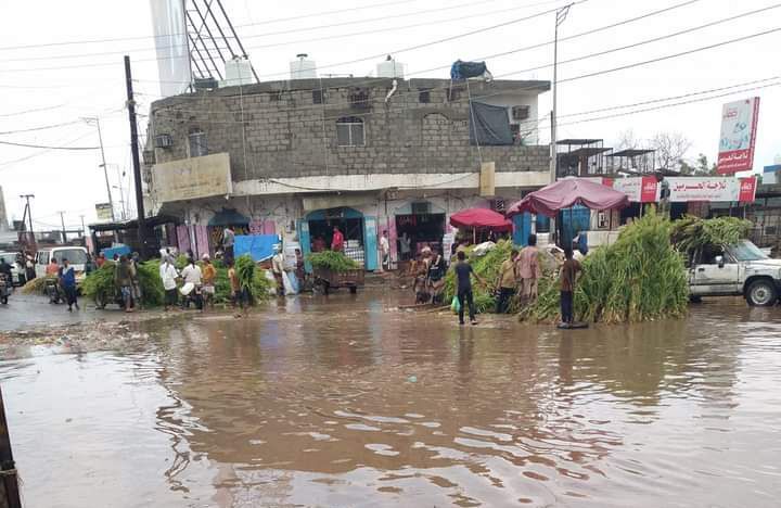 هطول أمطار غزيرة على أبين.. والطوارئ تهيب بالمواطنين اتباع إرشادات السلامة