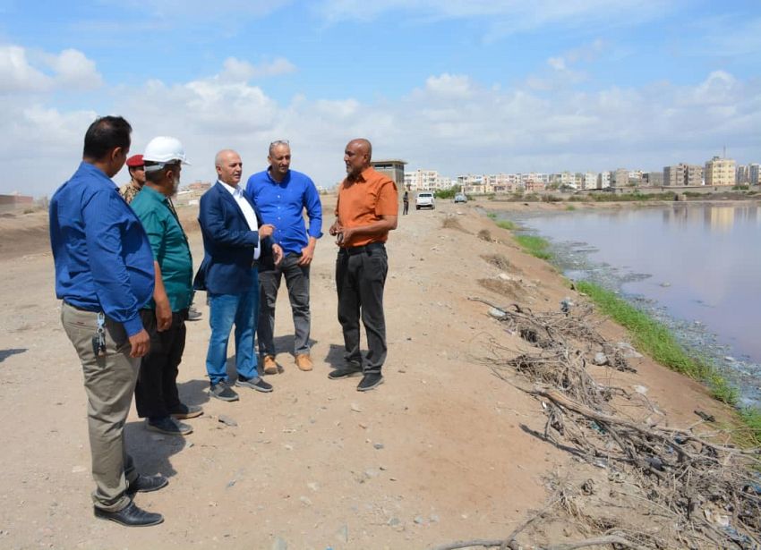 الوزير الشرجبي يتفقد احواض معالجة مياه الصرف الصحي وحقل بئر أحمد